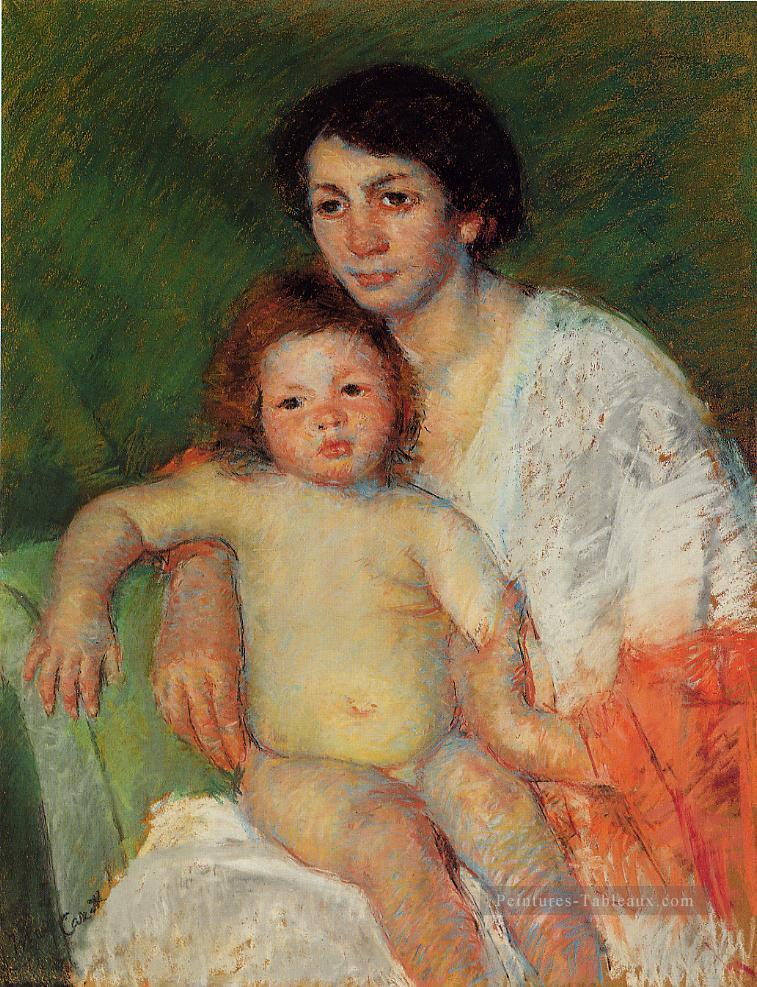 Nu bébé sur les genoux de mères reposant son bras sur le dos de la chaise mères des enfants Mary Cassatt Peintures à l'huile